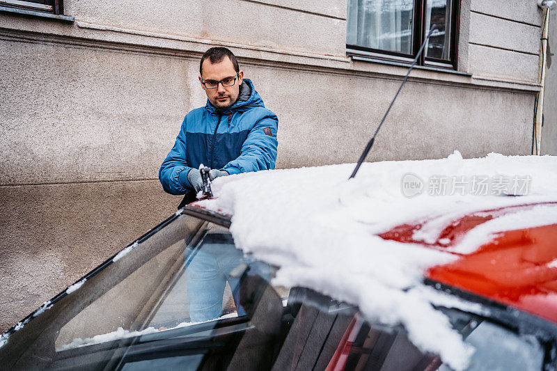 男人在清理她车上的雪