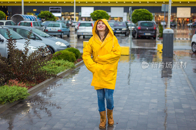 穿着雨衣的年轻女子