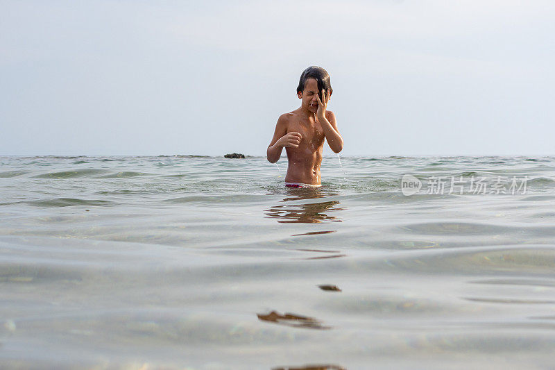 男孩夏天的乐趣在海上