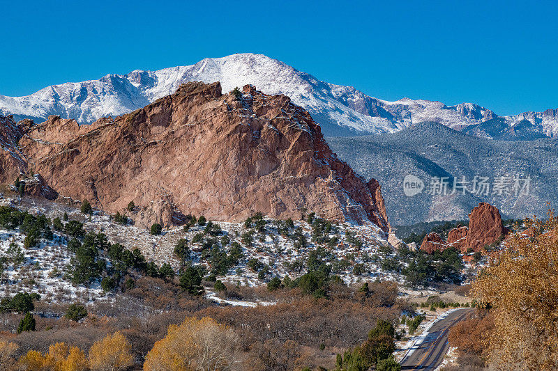 派克峰山-花园的神高大的岩石形成后，冬季降雪