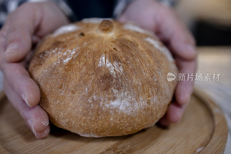 自制的手工面包，用橄榄油和大蒜调味