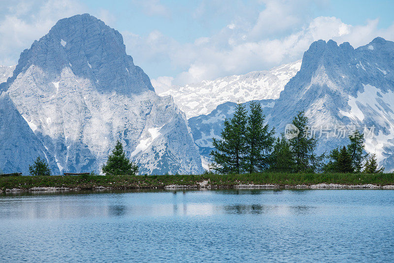 人工湖Schiederweiher在阿尔卑斯山脉旁边的Hinterstoder滑雪和徒步旅行胜地