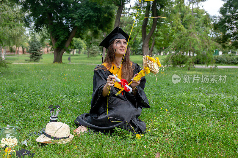 一个女学生在大学毕业那天的肖像