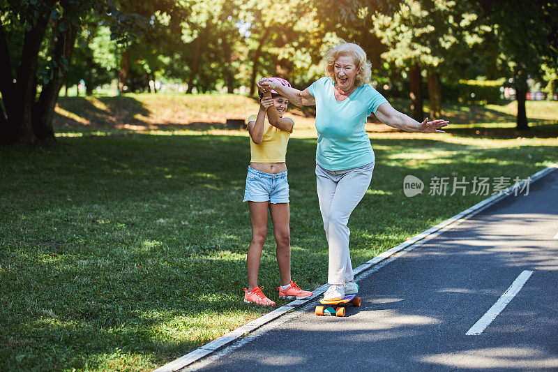 孙女帮奶奶学玩滑板