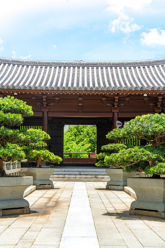 智莲庵是位于香港九龙钻石山的大型佛教寺院建筑群。