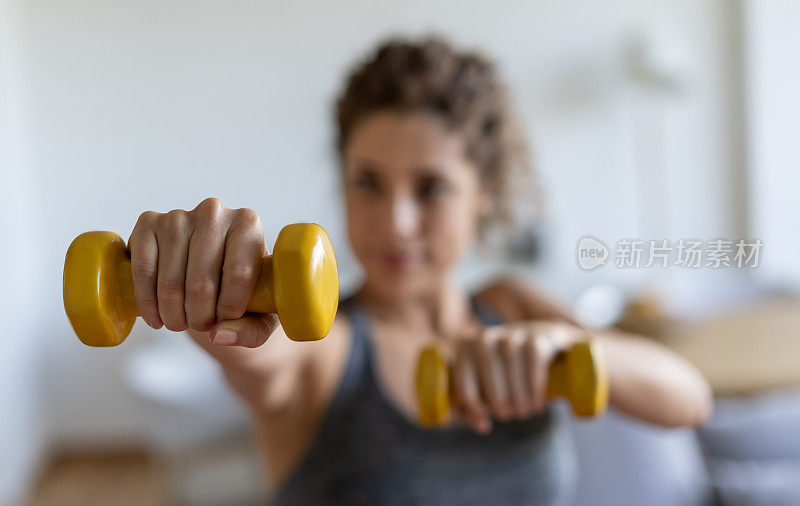 妇女在家训练自由力量