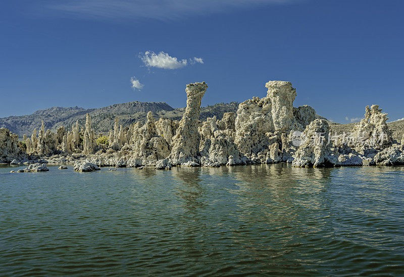 加利福尼亚的莫诺湖，有凝灰岩塔或凝灰岩柱。背景是内华达山脉。莫诺盆地国家风景名胜区，莫诺湖凝灰岩国家保护区。加州。