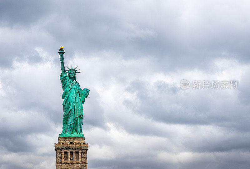 美国纽约的自由女神像。带有复制空间的Cloudscape背景