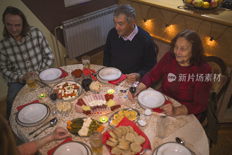 几代同堂的家庭在家里吃饭和庆祝节日