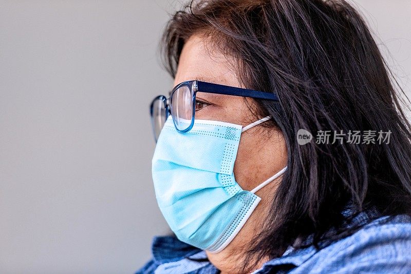 年长的西班牙妇女戴着防护面罩