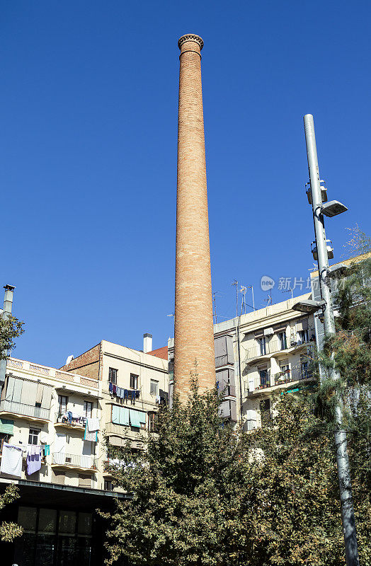 巴塞罗那公共广场上的老烟囱