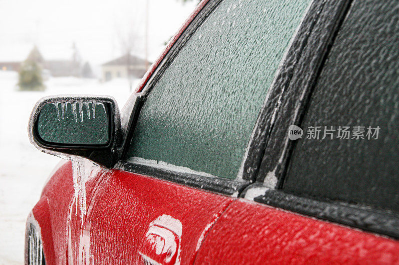 冻雨后汽车侧镜和车窗冻住了