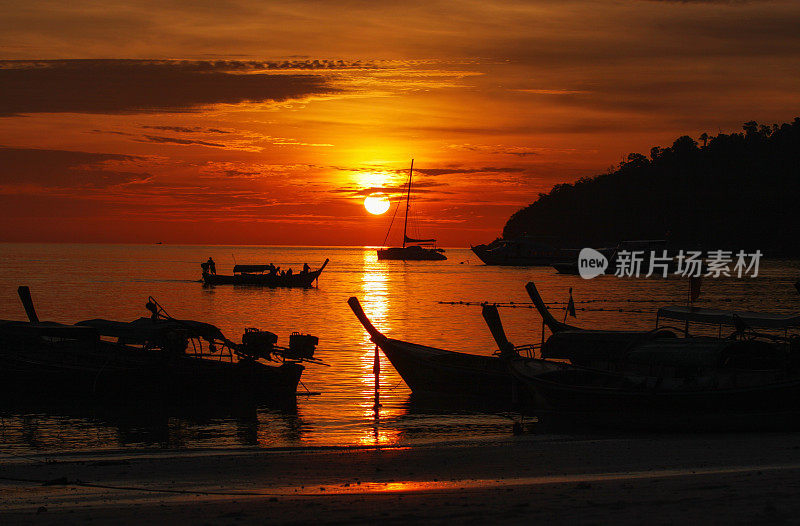 美丽的日落海滩在安达曼海傍晚，泰国，利比