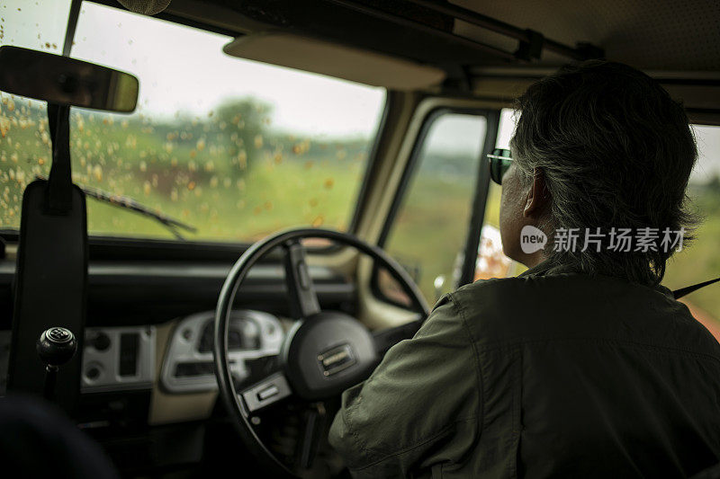 后视图的老年人驾驶运动型多用途车