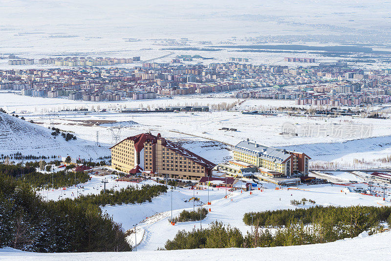 冬天的白雪皑皑的帕兰多肯山脉和埃尔祖鲁姆城市。