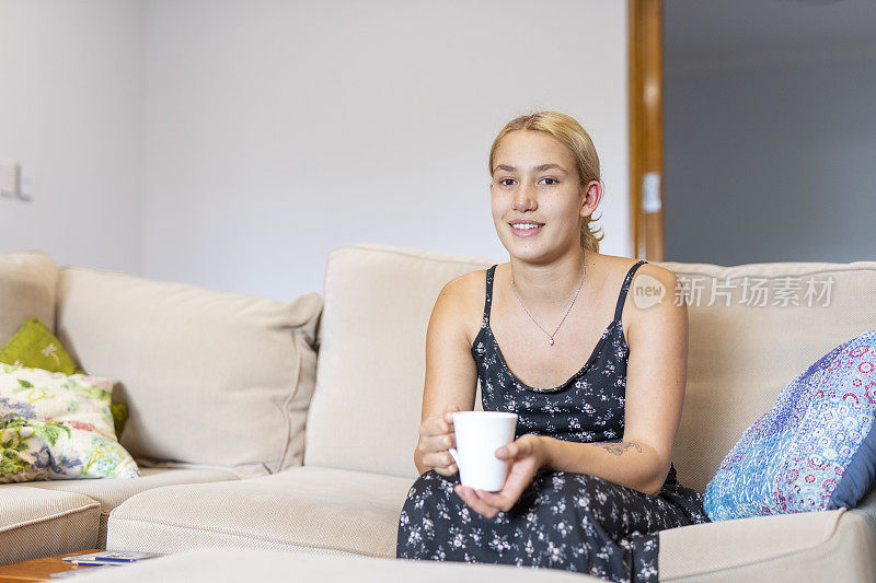 年轻女人在家喝杯茶