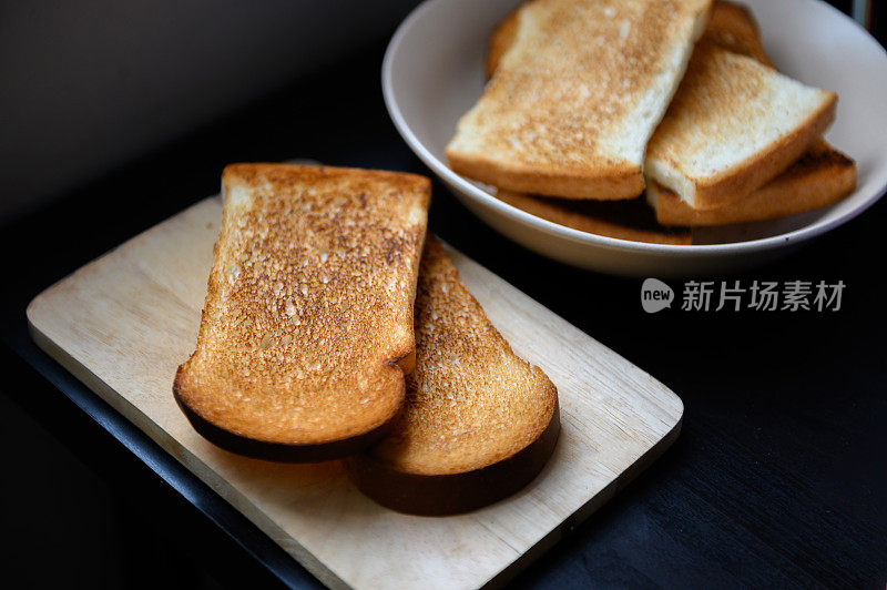 家里做的烤面包当早餐