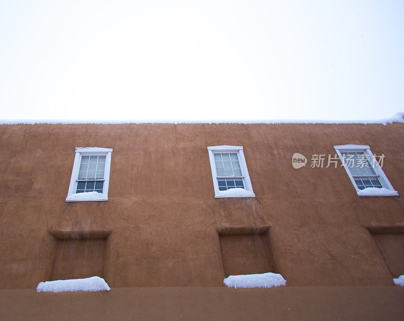 圣塔菲，内省:市中心的土坯墙，有窗户和雪