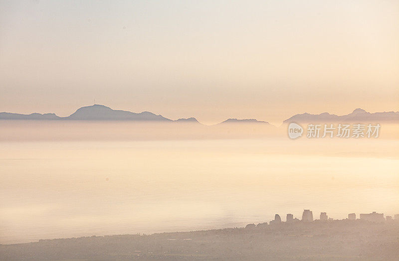 戈登湾的全景天际线和薄雾笼罩在开普敦附近的福斯湾地区