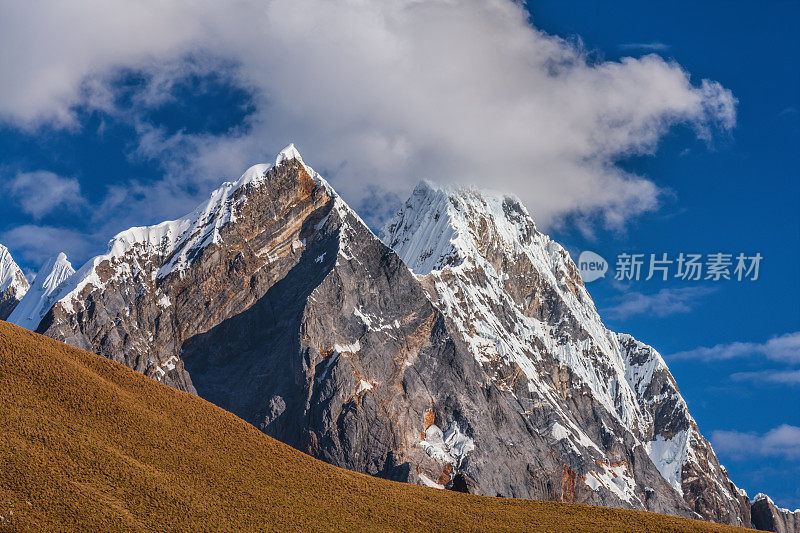 秘鲁安第斯山脉的Yerupaja山，科迪勒拉Huayhuash山