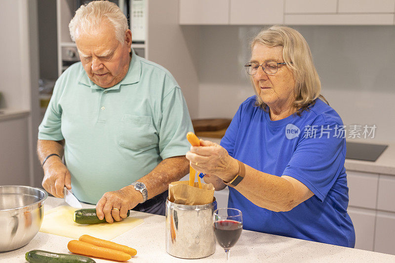 一对老年夫妇在家准备做饭用的蔬菜