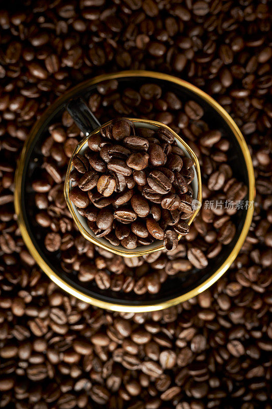 俯视图烘焙咖啡豆在咖啡杯