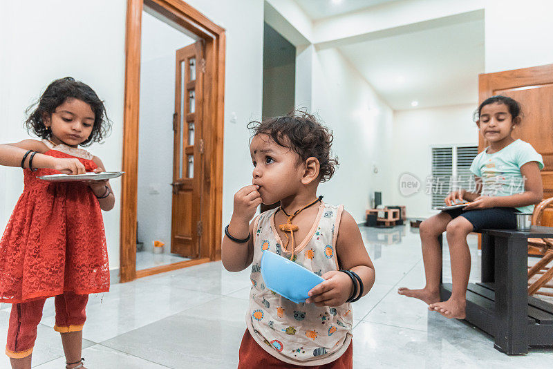 孩子们在家里吃零食