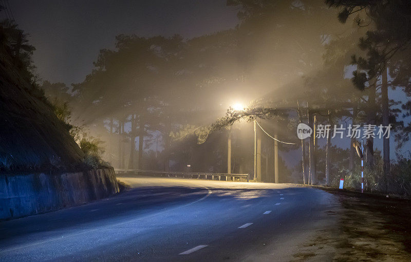 山口的夜景充满了雾气和神奇的路灯