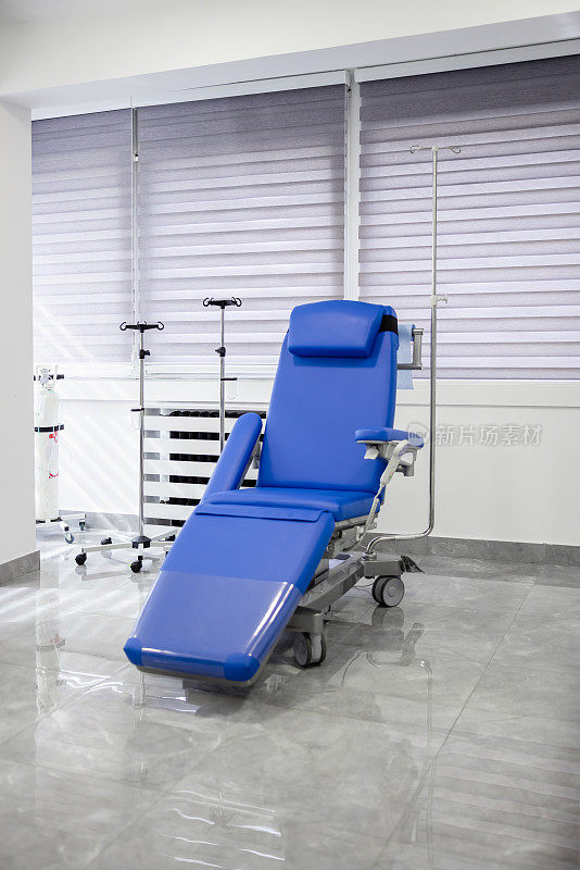 配有蓝色椅子的现代医生办公室