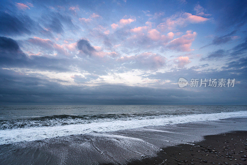 海面上阴沉的天空