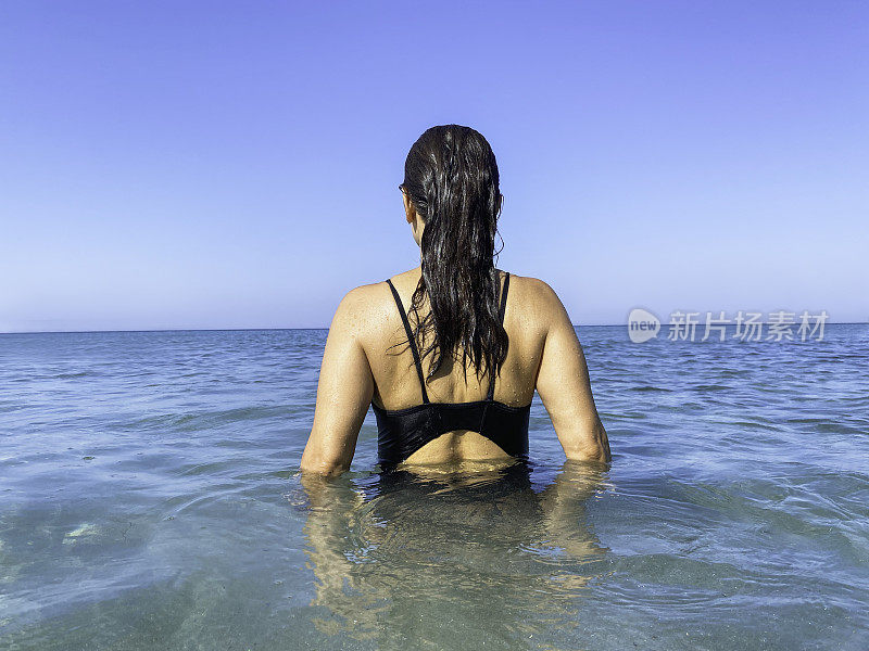 《海中女人》的后景