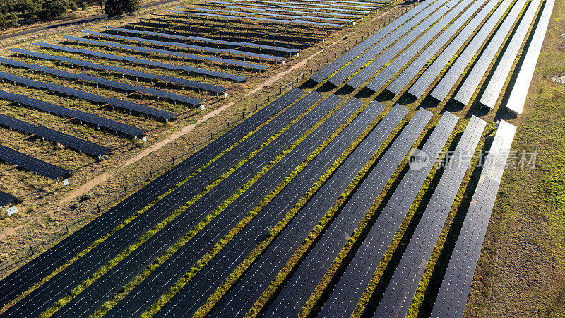 太阳能农场田间光伏太阳能电池板的无人机视图