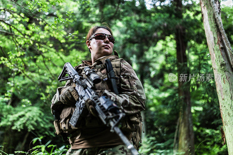 低角度的女性军人在丛林与M4卡宾枪