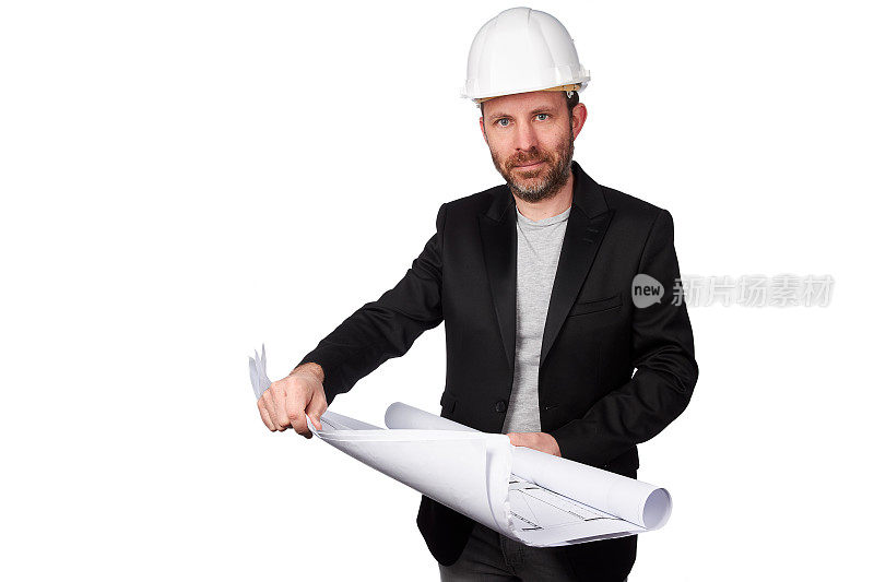 一幅建筑师或土木工程师戴着白色安全帽在工作室里以白色背景为背景拍摄的高分辨率肖像