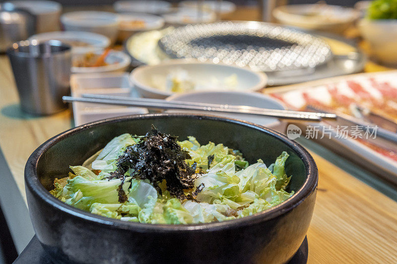 餐厅里的石锅拌饭和韩国烤肉或烤肉
