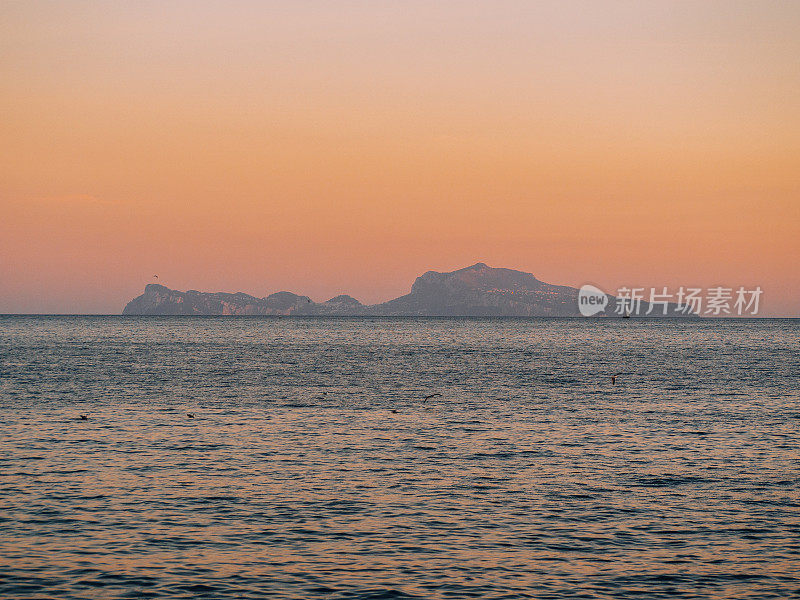 日落时分从那不勒斯看卡普里岛