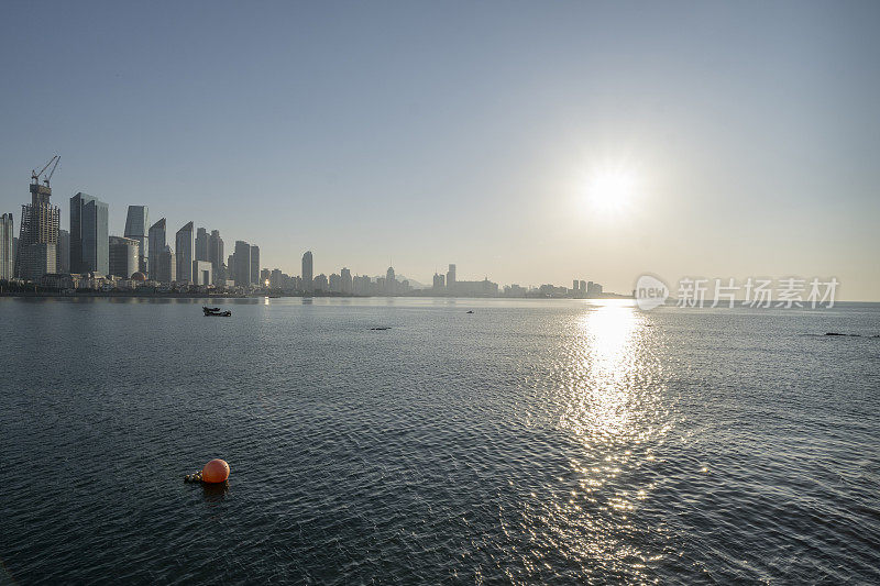 日出时海边的青岛市景