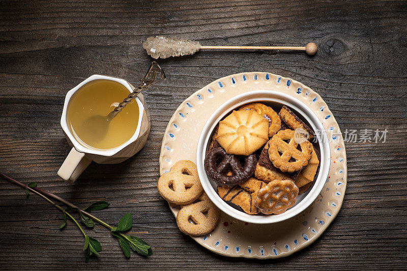 一杯热茶，一盘茶点和饼干