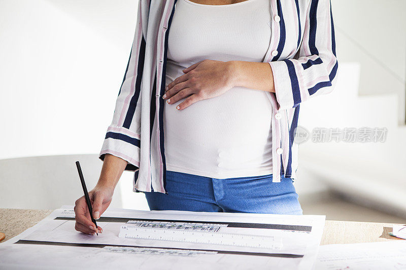 拉丁怀孕的建筑师在做建筑项目的同时抚摸她的肚子