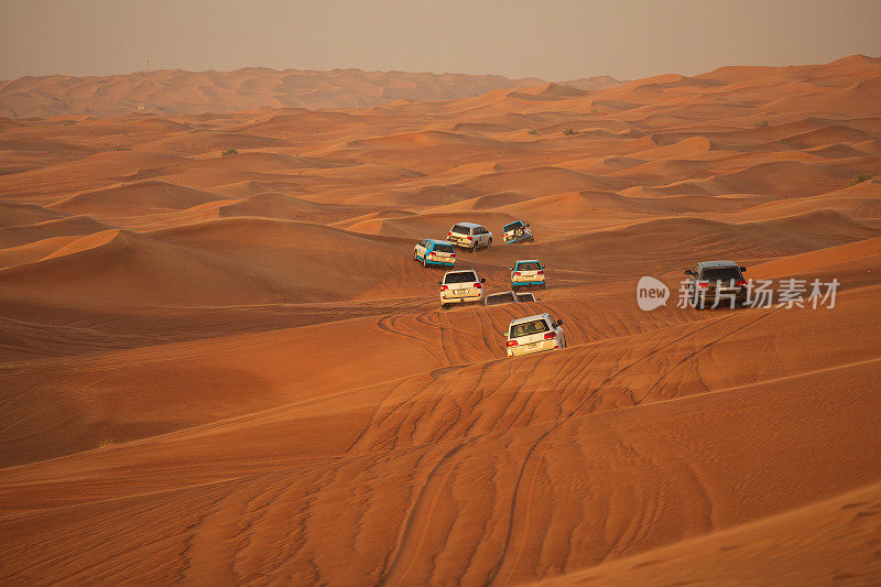 在沙漠探险中，使用4x4汽车进行沙丘冲击和越野冒险
