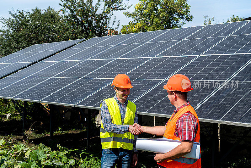 两个专业承包商讨论太阳能电池板安装的最终结果