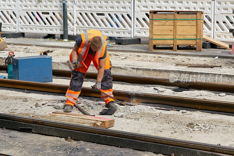 一名工人在翻新柏林的旧电车轨道