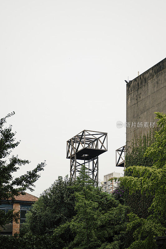 在阴天仰望成都拍摄的老工业建筑