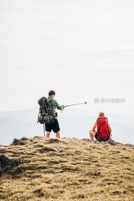 徒步旅行的朋友在山脊上的观点放松