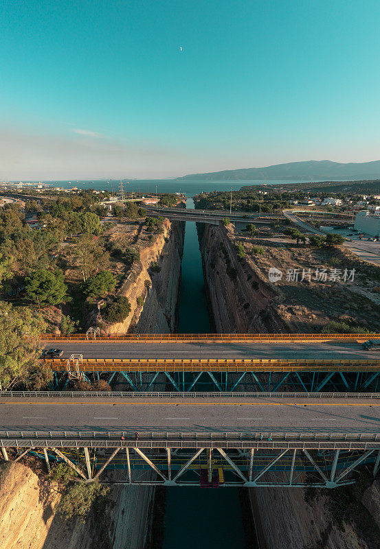 希腊伯罗奔尼撒的地峡和科林斯运河的空中全景照片