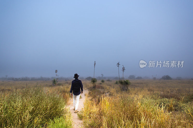 徒步旅行的男子浓雾西德克萨斯草原