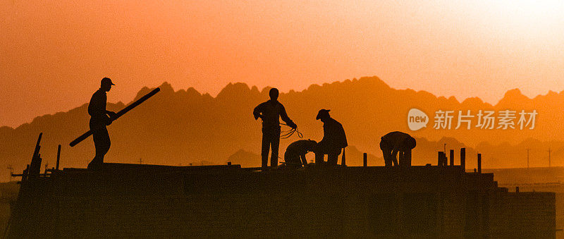 日落时分埃及沙姆沙伊赫工人的剪影