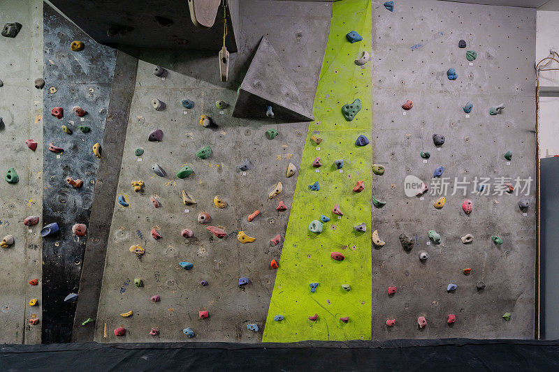 印度尼西亚室内攀岩健身房与巨大的墙壁充满了持有和设备