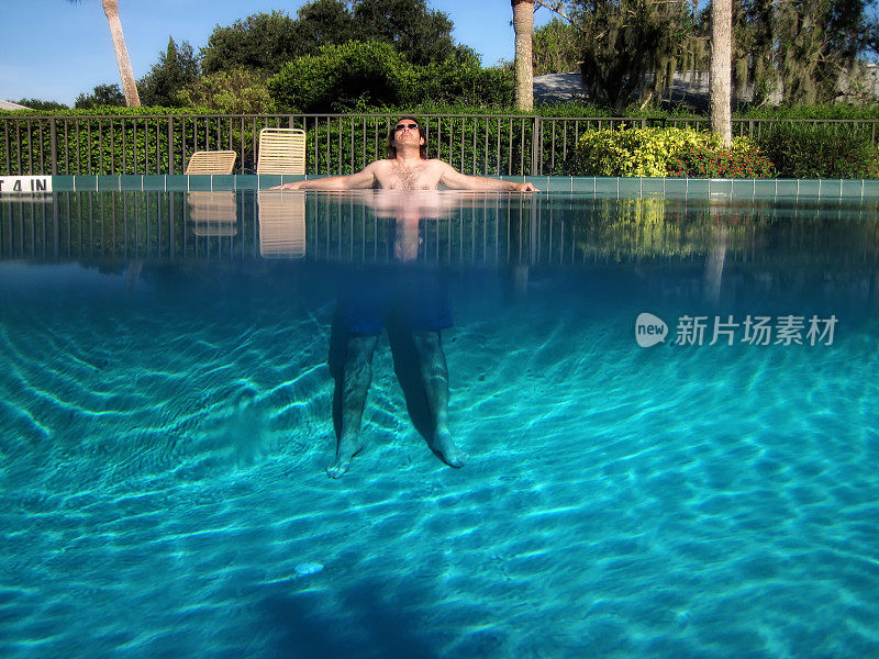 部分水下观夏季游泳池乐趣和中年男子