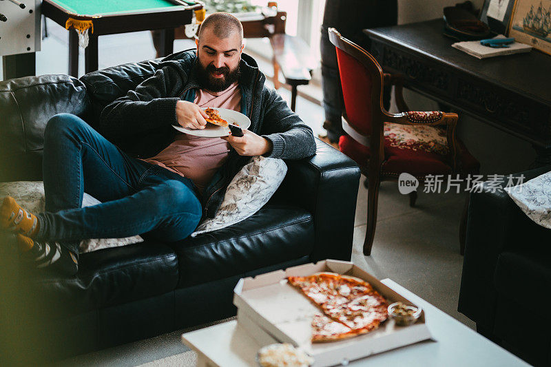 在家看电视，吃外卖披萨